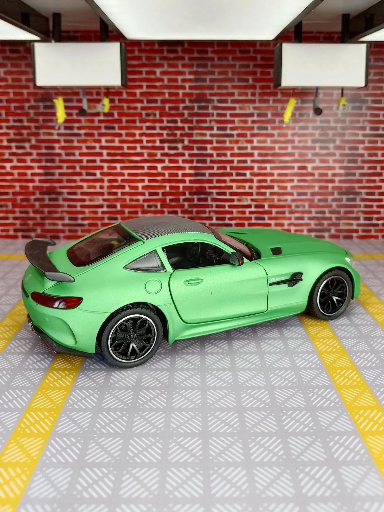 1:24 simulation Mercedes GT alloy supercar model car ornaments, doors and engine hood, trunk can be opened, rebound gift