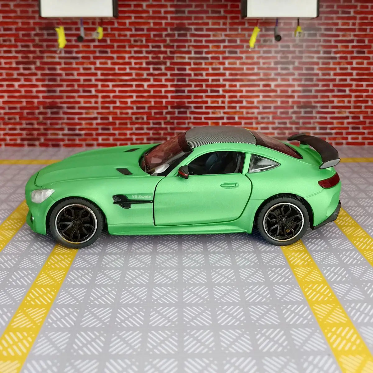 1:24 simulation Mercedes GT alloy supercar model car ornaments, doors and engine hood, trunk can be opened, rebound gift