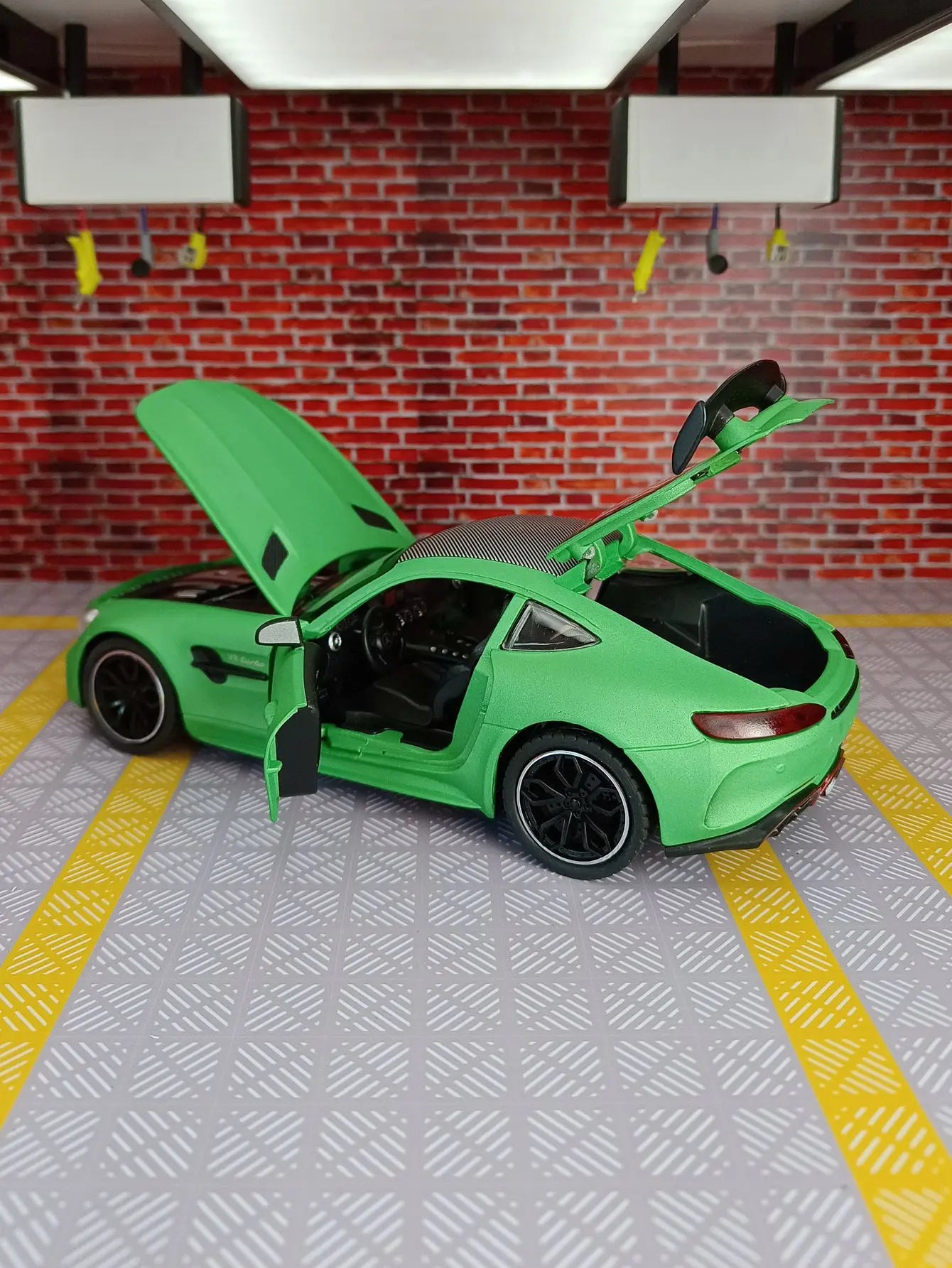 1:24 simulation Mercedes GT alloy supercar model car ornaments, doors and engine hood, trunk can be opened, rebound gift