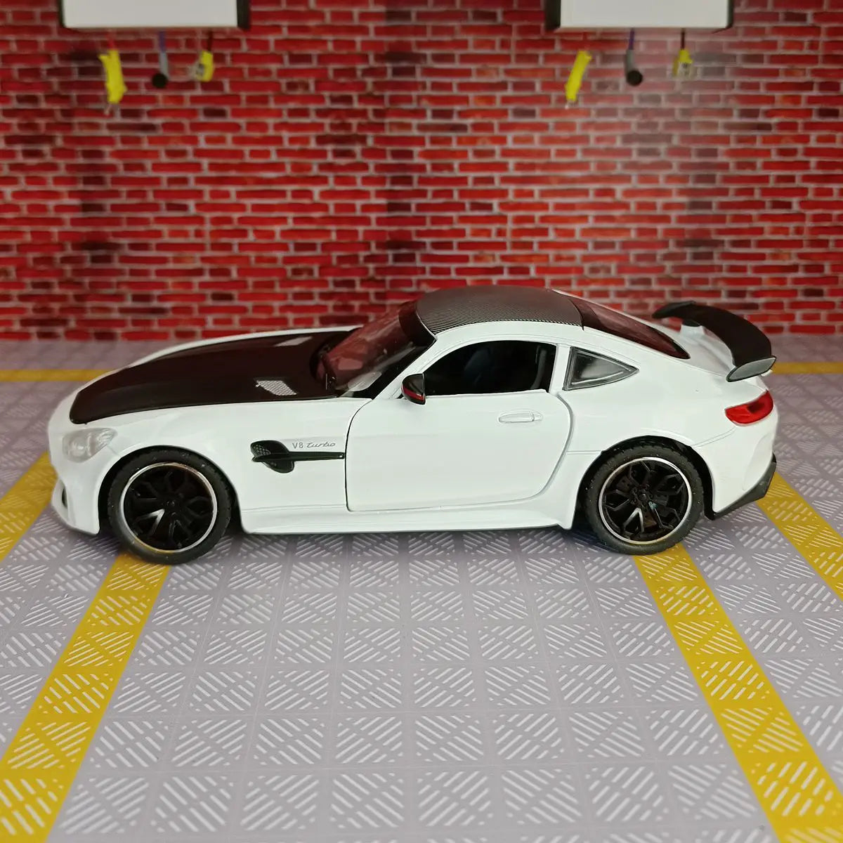 1:24 simulation Mercedes GT alloy supercar model car ornaments, doors and engine hood, trunk can be opened, rebound gift